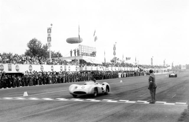 画像: ファン・マヌエル・ファンジオのドライブで1955年のイタリアGPを制したW196Rストリームライン。