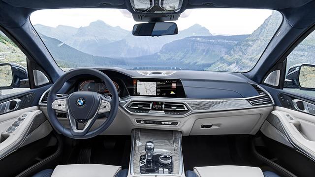 画像: 最新の表示・操作コンセプトとなるBMWオペレーティングシステム7.0を採用したインパネ。