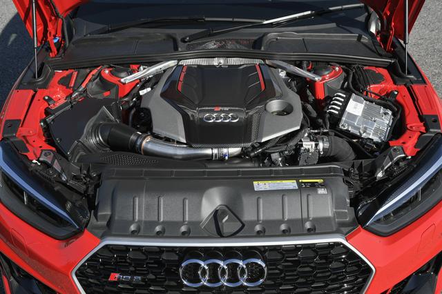 画像: 従来のV8エンジンに対して17%もCO2排出量を削減。インジェクターの中央配置などで高い効率を実現した。