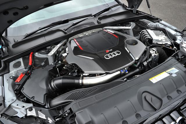 画像: 先代モデルの4.2L V8エンジンから新型は2.9L V6ツインターボエンジンに一新。バンク間にターボが2基納まる。最高出力331kW(450ps)、最大トルク600Nm。
