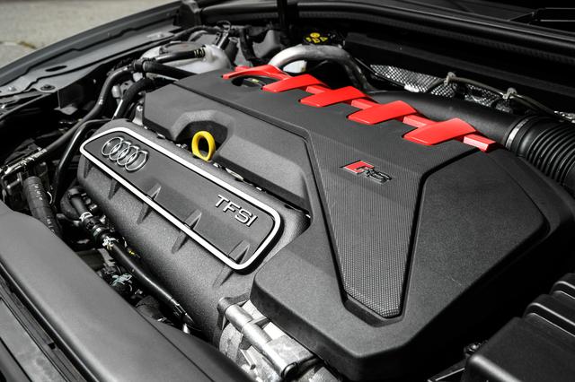 画像: 初代マウディクワトロの血統を受け継ぐ、2.5L直列5気筒ターボエンジン。TT RSも同じエンジンを搭載する。