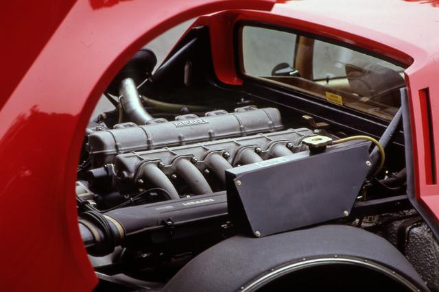 画像: 365GT4 BBは512BBから512BBiへと進化する。写真は512BBiのエンジン。排気量は4943ccに拡大され、燃料供給装置はインジェクション式となった。