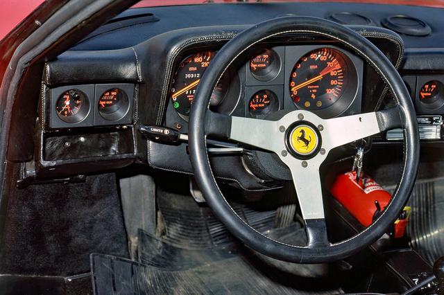 画像: 精緻な作りこみがフェラーリの歴史を物語る。中央右の回転計は7000rpmからレッドゾーン、左の速度計は300km/hスケール。