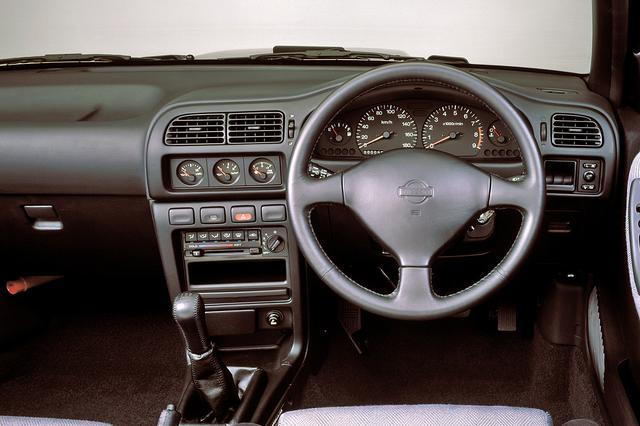 画像: 回転計は7500rpmからレッド表示。ラリー車ベースだけにセンターコンソールにブースト/油圧/油温計をセットする。
