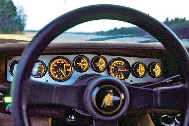画像: 右から3番目の回転計は8000rpmからレッドゾーン。左から3番目の速度計は320km/hスケール。