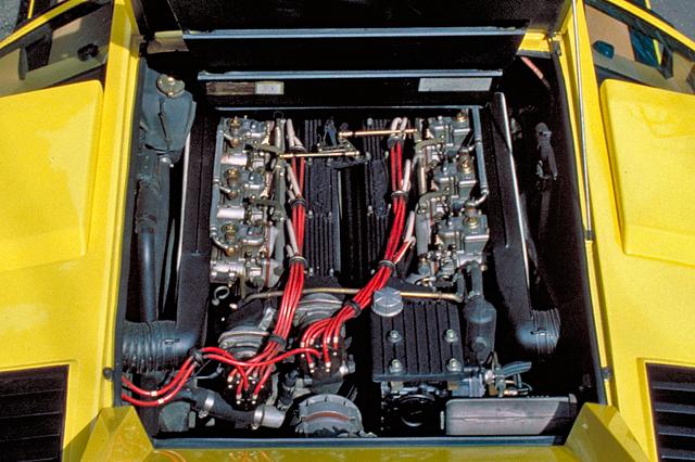 画像: ミッドシップに縦置きされる4LのV12DOHCは、ウエーバー2チョークキャブ×6基で375psを発生した。