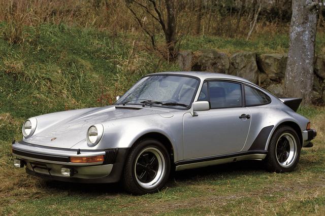 画像: ノーマルの911カレラよりワイドなリアフェンダーと巨大なリアウイングがハイパワーを感じさせる佇まい。