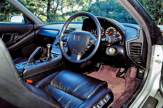 画像: 運転席と助手席をインストルメントパネルに続く大型コンソールで分割した1by1ダブルサラウンドコクピットを採用。