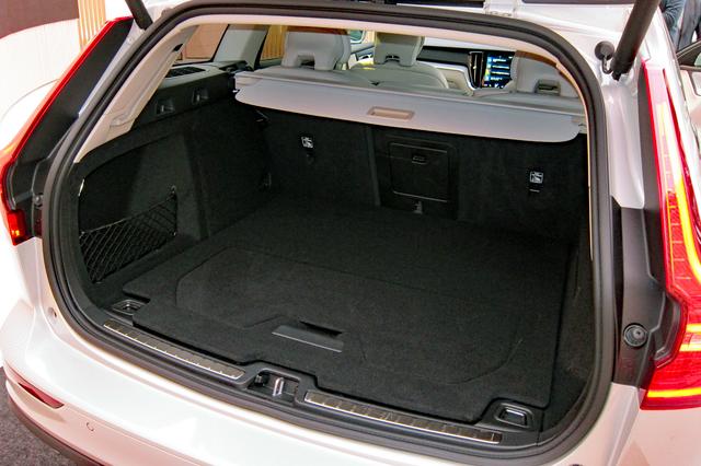 画像: ラゲッジスペースの広さはV60と変わらずフル乗車時で529L。上級グレードはパワーゲートも標準装備。