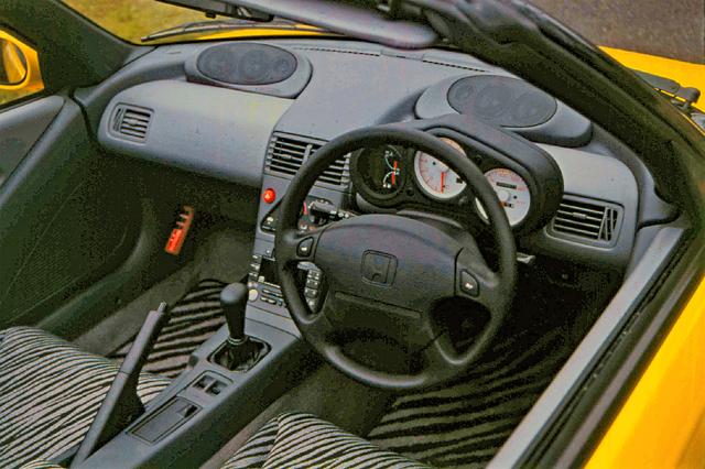 画像: インパネからメーターを完全に独立させたモーターサイクルを思わせる3眼メーターを採用。大容量エアコンも標準装備していた。