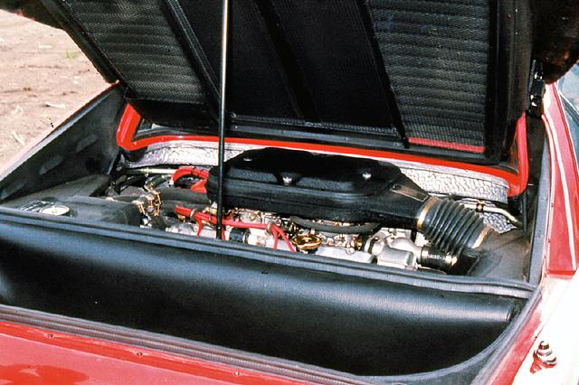 画像: 2926ccの90度V8DOHCはウエーバー40DCNFキャブを4基装着し、255psと29.0kgmを発生した。