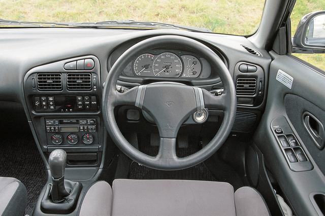 画像: MOMO製本革巻きステアリングやインパネのデザインは、標準車のGSRと基本的に同じだった。