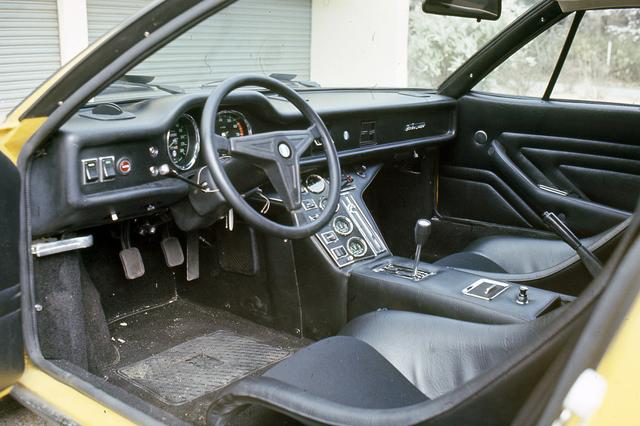 画像: ステアリングの向こうには、右に5900rpmからレッドゾーンの回転計、左に300km/hスケールの速度計が配置される。