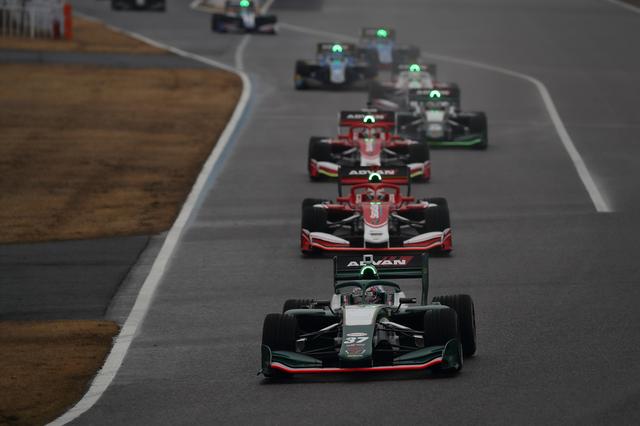 画像: スーパーフォーミュラの決勝レースは 250kmで争われ、ソフトと ミディアムタイヤの装着が義務付けられている。 予選はノックアウト方式。