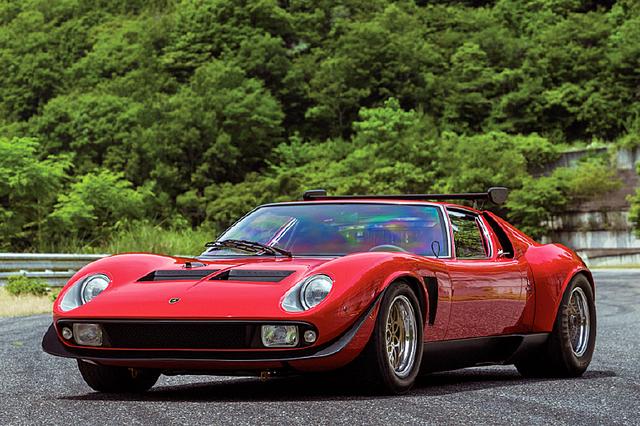 画像: 世界に1台しかないイオタ レーシング仕様の公式レプリカ、ミウラ SVR。ボディの全幅は約2mで、V12エンジンは400psを発生すると言われる。