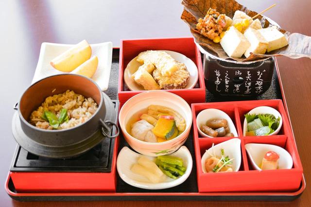 画像: 「精進料理 霜月(しもつき)」(2180円)。外国から来た観光客など和食に慣れていない人に向けているため味付けは濃いめにしてあるという。