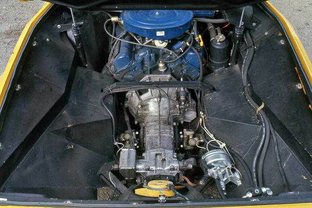 画像: フォード製5.8LのV8は47.5kgmのビッグトルクが自慢。加速感は強烈だが、大味な印象だ。