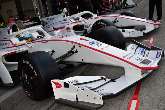 画像: セカンド・ロウにはDOCOMO TEAM DANDELION RACINGの2台が並ぶ。