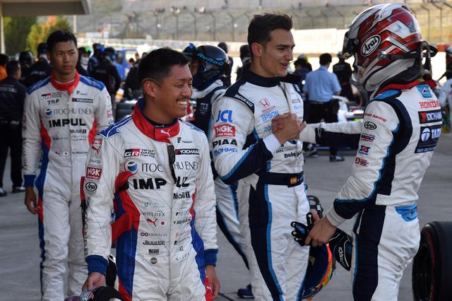 画像: トヨタ勢トップの関口雄飛(ITOCHU ENEX TEAM IMPUL)勢もただ苦笑い。