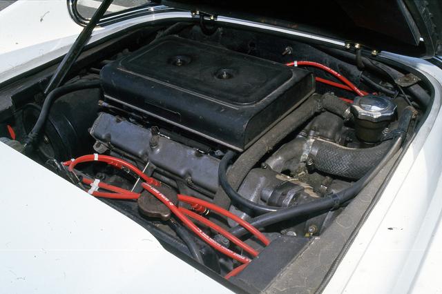 画像: バンク角65度のV6 DOHCは、ウエーバー製キャブレターの3連装で195psを発生した。