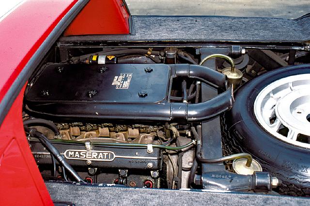 画像: 縦置きされる総アルミ製4.7LのV8 DOHCは、圧縮比8.5とウエーバー42DCNF/14×4で310psを発生した。