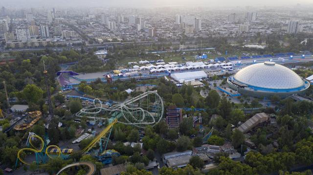 画像: チリの首都サンチアゴで行われたイベントのコースは、街の中心部に隣接する公園内に作られた。