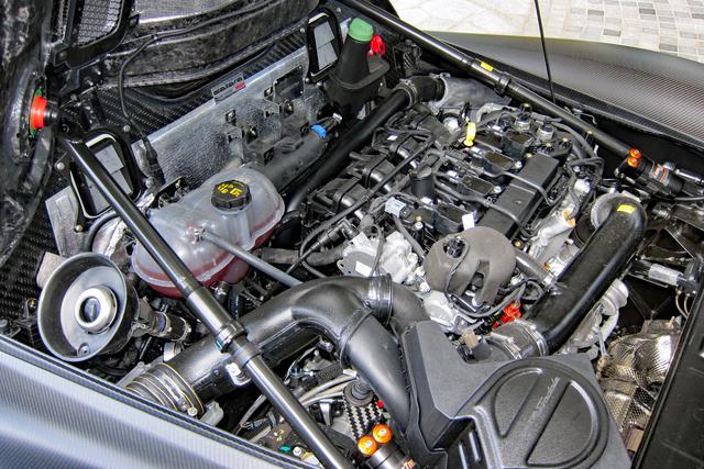 画像: 2.3Lの直4DOHCターボエンジンを横置きミッドシップ搭載する。