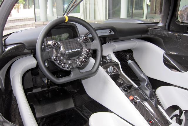 画像: コクピットはタイト。今回の展示車はパドルシフト付きのAT車だった。