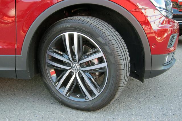 画像: 試乗車はDCCパッケージ装着車なので、タイヤは235/50R19のピレリ・スコーピオンをアルミホイールに履く。