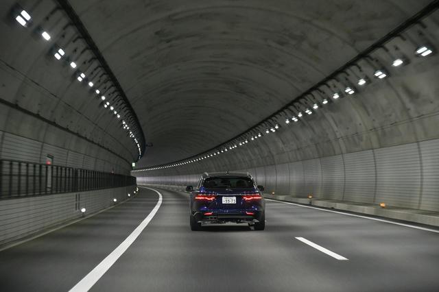 画像: トンネル内は、アスファルト路面ではなく、コンクリート路面が採用されているケースが多いという。
