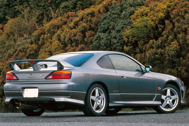 画像: S14の鈍重さが消えシャープなデザインとなったS15。スペックRはパワー的にも十分でファンなクルマだ。