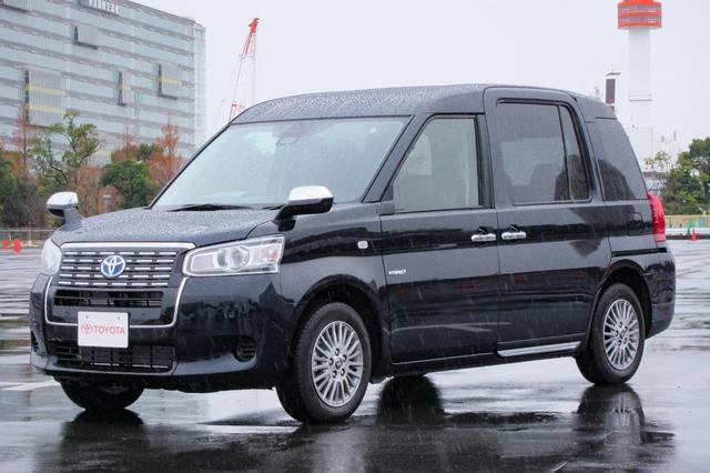 画像: 近年のクルマにはほぼない、フェンダーミラーを標準装備するJPN TAXI。