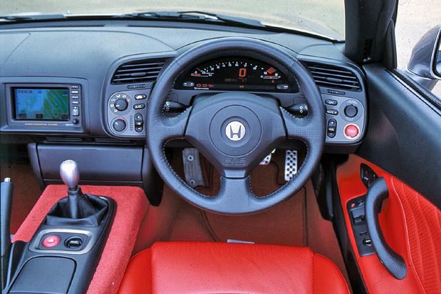 画像: タイトなコクピットはまさにスポーツカー。スピードメーター、タコメーターはデジタル表示。視認性は良い。