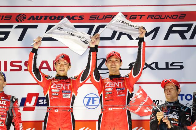 画像: 優勝した38号車 ZENT CERUMO LC500、立川祐路(左)と石浦宏明。