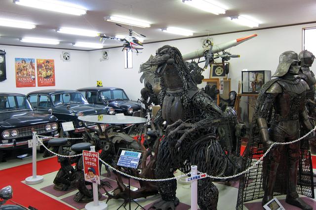 画像: 歴史展示館の内部。ヒストリックカーの前に、ゴジラやダースベイダーのオブジェが…。