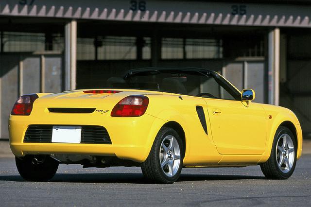 画像: ’60年代のスポーツカーを思わせるネオクラシカルなデザイン。前世代のMR2がRR的だったのに比べ、エンジン位置は改善された。