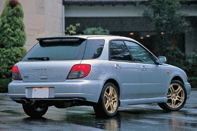 画像: STiはセダンのWRXとタイプRA、そしてスポーツワゴンSTi(写真)の3機種に整理された。基本メカニズムはセダンと共通。