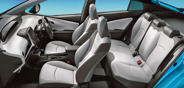 画像: リアシートは普通のベンチタイプとなったので3名乗車が可能になった。