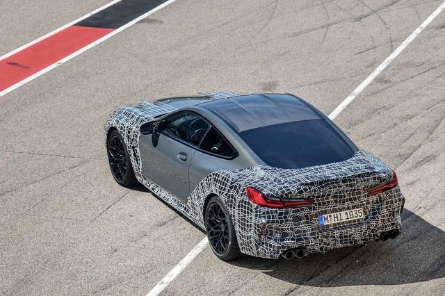 画像: BMW M8クーペ。カーボン製ルーフとなっているが、これは標準なのかオプションなのか、明記されていない。