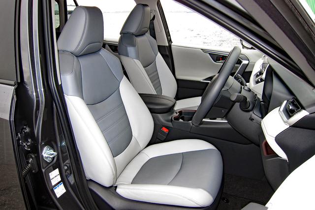 画像: ハイブリッドGのシート地は合成皮革。前席はヒーター内蔵で、運転席は電動アジャスト。