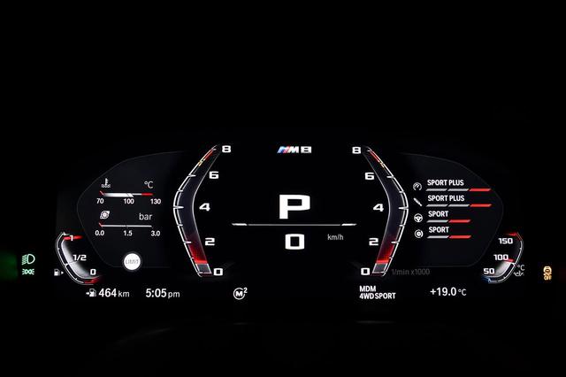 画像: BMW M8クーペのメーターはフルデジタルとなる。レッドゾーンは7000rpm強からはじまっている。