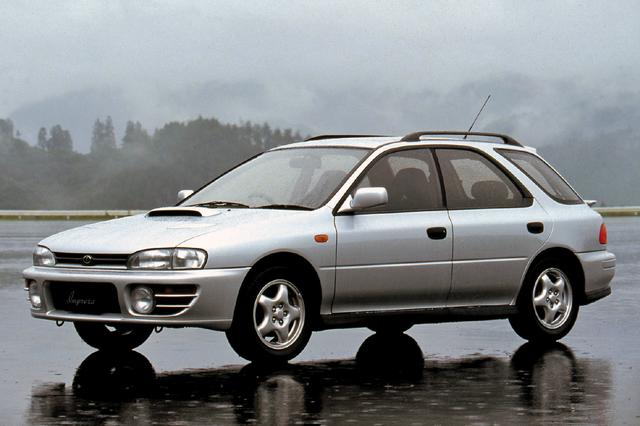 画像: 1993年9月にはスポーツワゴン WRXが追加設定された。こちらには5速MTのほかAT車もラインアップ。