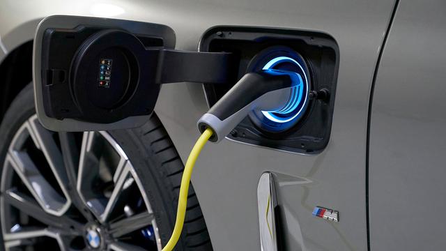 画像: プラグインハイブリッド車の745eは、リチウムイオン電池の容量が増えたことで、満充電時のEVモード走行距離は、50~58kmを実現。