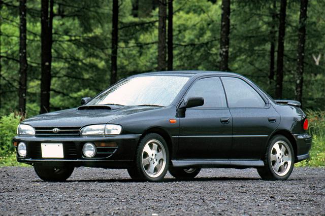 画像: 大径フォグランプと、以降のWRXモデルの象徴となるボンネット上の大きなエアインテークが印象的。
