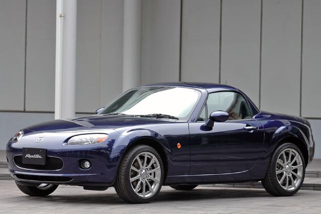 画像: フルモデルチェンジから約1年後の2006年8月に登場したRHT。軽量化のためルーフパネルやリアデッキは樹脂製となっている。