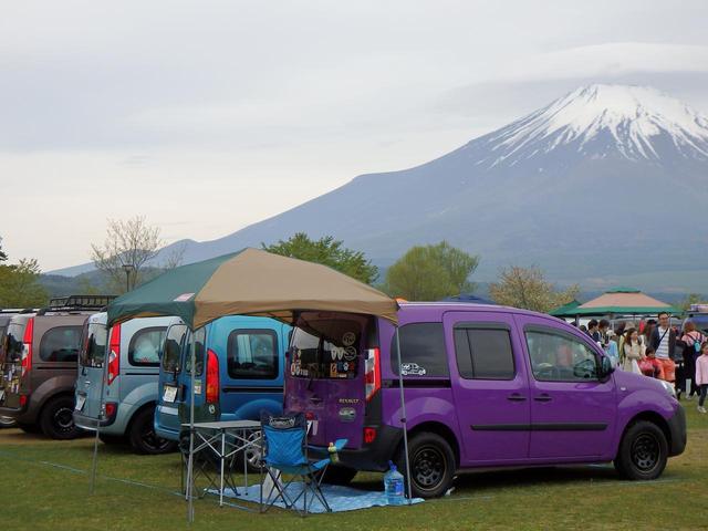 画像: 色とりどりのカングーが1000台以上駐車する姿は圧巻。オーナーはイベントを思い思いに過ごしている。