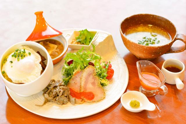 画像: 「茨城にメロメロ〜素晴らしき茨城の“食”に愛を込めて〜」(1200円)。スペイン製の器に、茨城の牛、豚、鶏、舞茸などの素材が並ぶ。