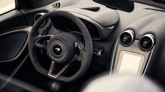 画像: パッケージオプションとして、エクステンドタイプのギアシフトパドルや軽量素材のスイッチを用意している。