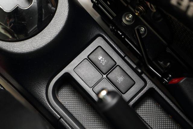 画像: DL WPMS Vitz CVTのシフトの近く、センターコンソルに配置されている「スポーツCVTモード」のボタン。