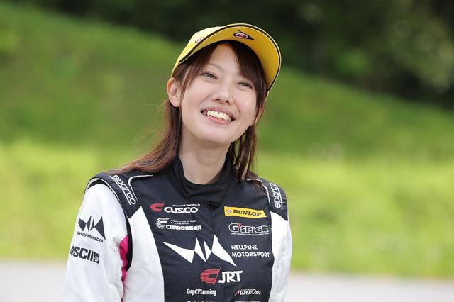 画像: DL WPMS Vitz CVTのドライバーを務める板倉麻美さん。